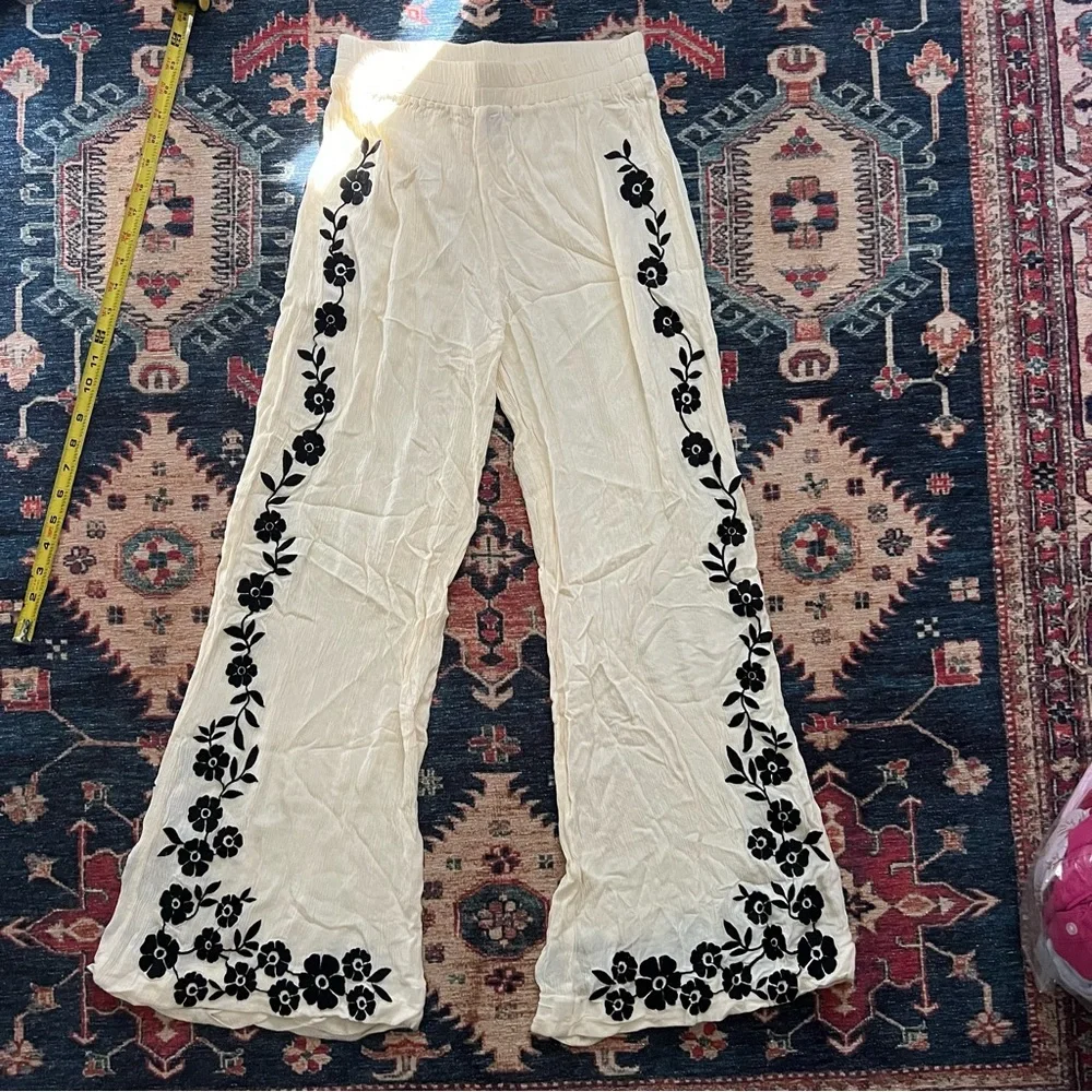 Forever 21 Black and White Floral Pants - Picture 3 of 8